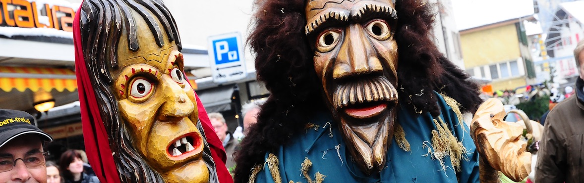 Interlaken - Harder Potschete - aus Holz geschnitzte Masken - Kultur Berner Oberland